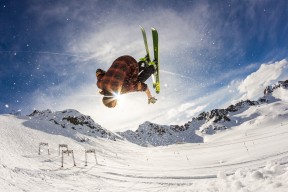 开云体育app-篮网淘汰赛过关吉林队，乔治关键战不手软，当孤胆英雄遇见团队长城